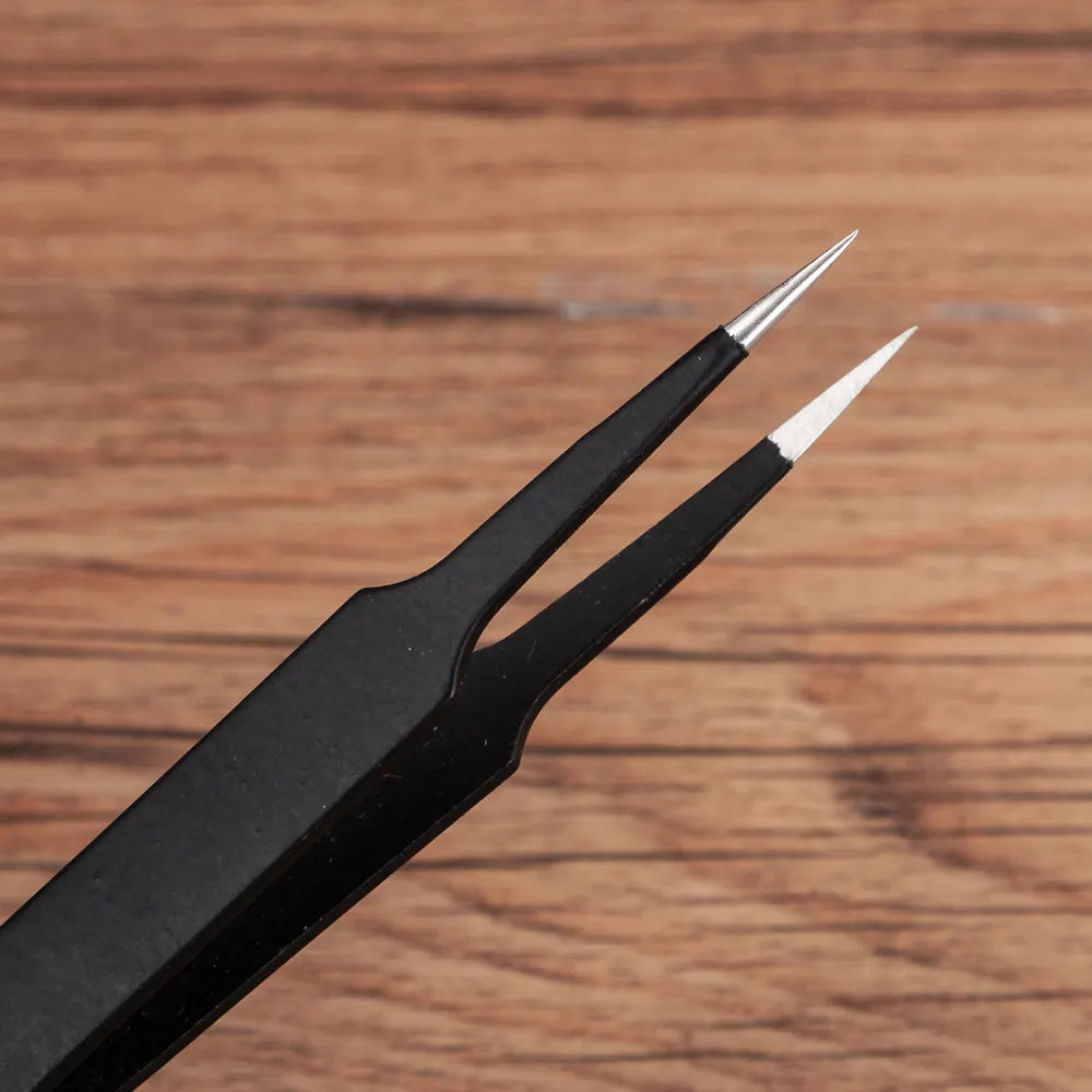 Tweezers with point